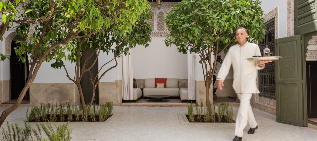 Attentive Service in the Tranquil Farnatchi
